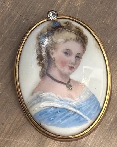 Lady nobility medallion - nobility,